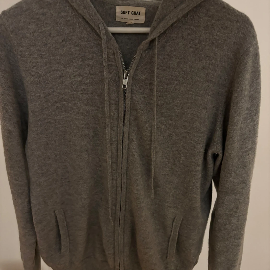 Grå kashmir hoodie från Soft Goat