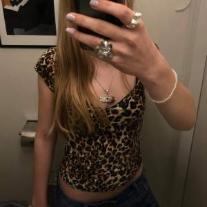 Snygg leopardmönstrad topp från Nelly⭐️🐆 Köpt för 200 kr och använd ett par fåtal gånger💗