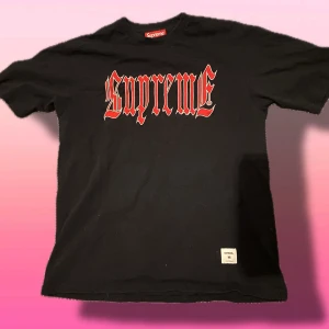 Supreme tee - En fet supreme tröja jag köpte på Dover Street Market i London förra året. Tröjan är i perfekt skick. Skriv om ni har frågor eller prisförslag! 