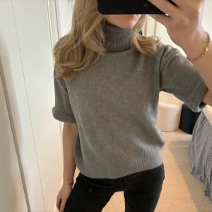 Stickad tshirt  - Sjukt snygg stickad tshirt med polokrage, köpt secondhand och står tyvärr inget märke i:(