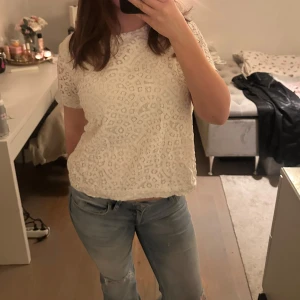 Vit spetsblus - Säljer en söt vit spetsblus med korta ärmar. 