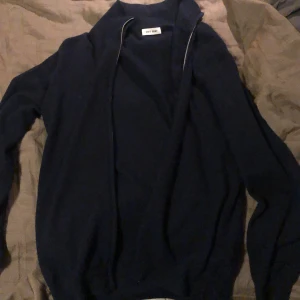 2 Soft Goat tröjor - Hejsan ska sälja dessa 2 soft goat tröjor då jag inte använder dem, de är båda Xl men passar L, 1250 för 1 tröja och 2000kr för båda, dessa är perfekt nu till vinterns kalla dar, för frågor kom privat!