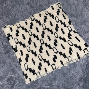 Svartvit tubtopp med mönster - Använt 1 gång.