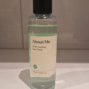 About Me SOOP Calming Aqua Toner - Har använt lite | Fräsch och lugnande toner från About Me. SOOP Calming Aqua Toner är perfekt för att återfukta och balansera huden. Kommer i en praktisk flaska på 195 ml. Tillverkad i Korea.