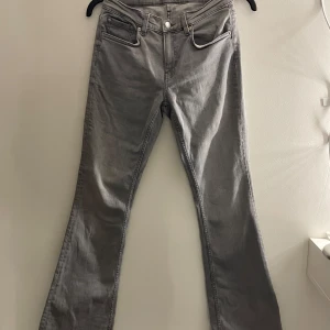 Grå bootcut jeans - Säljer ett par snygga grå bootcut jeans i bra skick. Jag hsr använt dem 1 gång sen jag köpte dem. Går att pruta!
