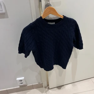 Mörkblå stickad tröja från Vero moda Aware - Säljer en snygg mörkblå stickad tröja från vero moda aware . Den har ett klassiskt flätmönster och är perfekt för kyliga dagar. Tröjan är i mycket bra skick och passar både till vardags och lite finare tillfällen. Perfekt för höst och vinter!