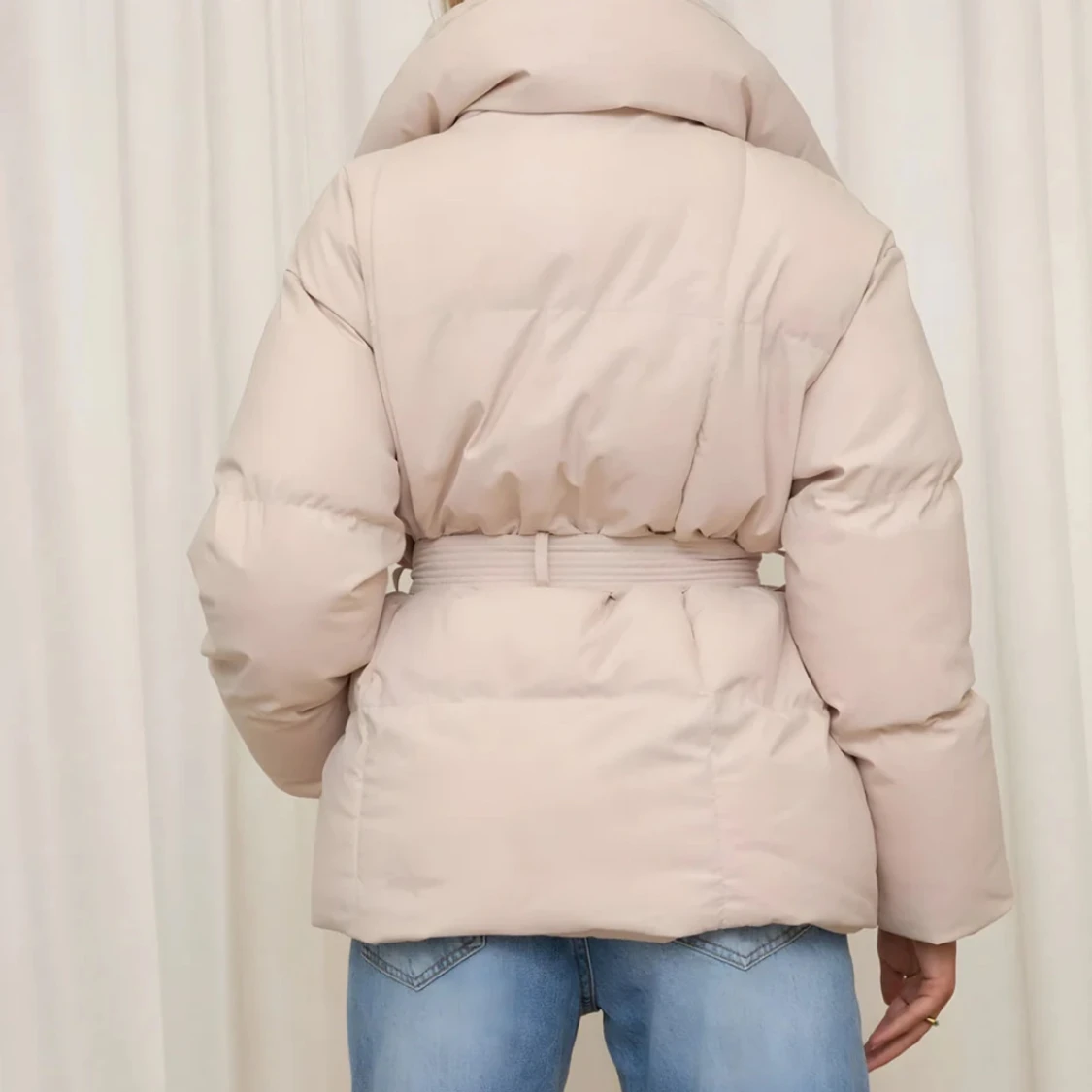 Beige pufferjacka med bälte - 90