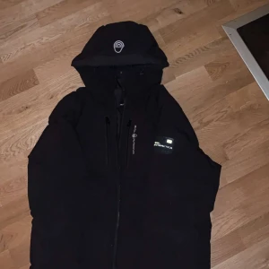 Sail racing jacka - En mycket varm jacka på vintern går att ha på sig den på höst och våren oxå. Säljs pågrund av att den blivit för stor, mycket bra skick 