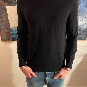 Mörkblå tröja  - Tja säljer ny denna snygga tröja från arket då den är för liten för mig! Tröjan är i storlek S. Skriv vid frågor/funderingar 