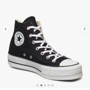 Svarta Converse All Star sneakers - Klassiska svarta Converse All Star sneakers med hög sula! Jättefina och knappt använda💖