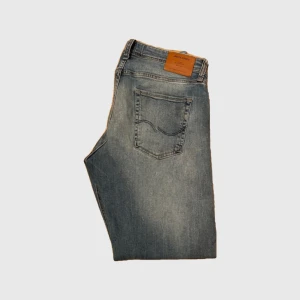 Blå jeans från Jack and Jones - Snygga blå jeans från Jack and Jones med slitna detaljer och en klassisk femficksdesign. Jeansen är unika och är perfekta för en avslappnad stil. Jeansens ljusblå tvätt ger dem en cool och trendig look. W33 och L34. Bara att höra av er, vid frågor och funderingar:)