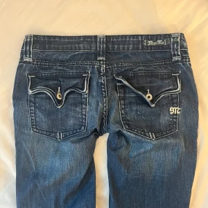 Miss Me Jeans - Vintage jeans från Miss Me. De har slitningar längst ner på benen men annars är de i jättebra skick! Säljer då de var för stora på mig tyvärr. De är lågmidjade och flare! Mått: innerbenslängd 82cm o midja 40cm
