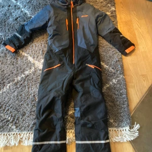 Overall, storlek 146/152, knappt använd - Overall av hög kvalitet. Vatten- och vindtät. Fodrad och varm. 