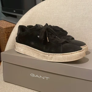 Gant skor - Säljer dessa stiliga skor till ett bra pris. Storlek 41. Bra skick. Behöver tvättas bara. Har beställnings bevis på, så det är äkta. Skriv vid funderingar. Pris är inte hugget i sten