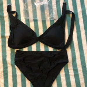 Svart bikini med justerbara axelband - Snygg svart bikini med justerbara axelband och klassisk design. Perfekt för en dag på stranden eller vid poolen. Enkel och stilren look som aldrig går ur tiden.