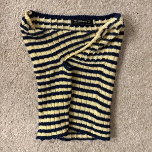 Randig tubtopp  - Snygg randig tubtopp från Solinarry i blått och gult. Toppen är ribbad och har en omlott-design. Edanst använd ett fåtal gånger och är i mycket bra skick!