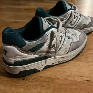 New Balance 550 sneakers - Säljer ett par New Balance 550 sneakers i vitt och grått med gröna detaljer. Stl 37 EU/ UK 4 och US 4,5