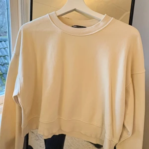 Beige sweatshirt från Zara - Säljer en supermysig beige sweatshirt från Zara i storlek M. Tröjan är använd varsamt!