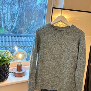 Blå stickad tröja från Vero Moda - Mysig blå stickad tröja från Vero Moda i storlek M. Tröjan har en klassisk rund hals och långa ärmar och otroligt mysigt material 