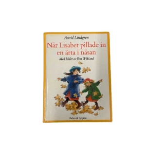 När Lisabet pillade in en ärta i näsan - En charmig barnbok av Astrid Lindgren med illustrationer av Ilon Wikland. Boken har en färgglad framsida med en bild av två barn som leker bland höstlöv. Perfekt för högläsning och att skratta åt tillsammans.