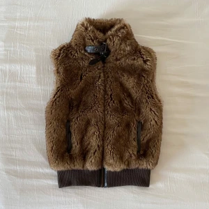 Pälsväst vintage y2k - Storlek S på lappen men passar också M! 