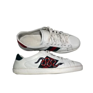 Gucci ”Ace” Snake skor - ♠️ Strlk: 42,5  ♠️ Skick: 7-8/10 (bild på defekter i dm!) ♠️ Perfekt till vardagen men även fest, firanden etc ♠️ Priset är diskuterbart! ♠️ Nypris: 6999-8999:- vårt pris 1999:- 