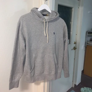Polo Ralph Lauren hoodie - Säljer min hoodie då den är lite för liten. Den är i väldigt bra skick då jag inte användt den så mycket. Strl.M