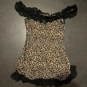 Leopardmönstrad offshoulder topp - Leopardlinne med spets som passar s-xs. Går att ha offshoulder och vanligt❤️