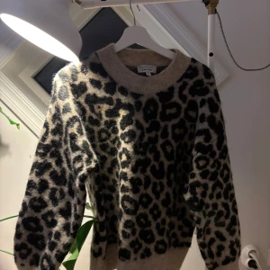 Leopardmönstrad stickad tröja från & Other Stories - Snygg leopardmönstrad tröja från & Other Stories i beige och svart. Storlek S! Består av 33% polyamide, 32% Mohair, 32% Wool och 3% Elastane!!!