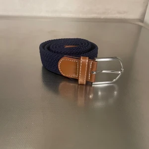 Flätat bälte - Tjena! Säljer ett flätat bälte.  Skick: ny skick Pris:250 kr