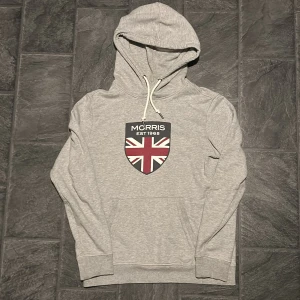 Morris X Care of Carl Hoodie - | Sjukt fet collab mellan Morris och Care of Carl hoodie 🙌| Skick: 9,5/10 🤠| Storlek: M, true to size👊 | Hör av er vid minsta fundering 🚨💭| 