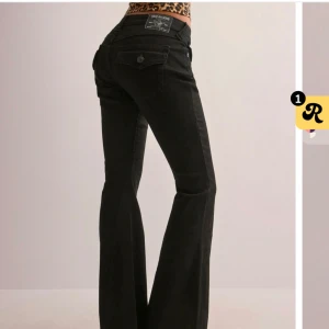 SÖKER true religon - SÖKER!!! Svarta true religon ”joey low rise flare” i strl w24/w26