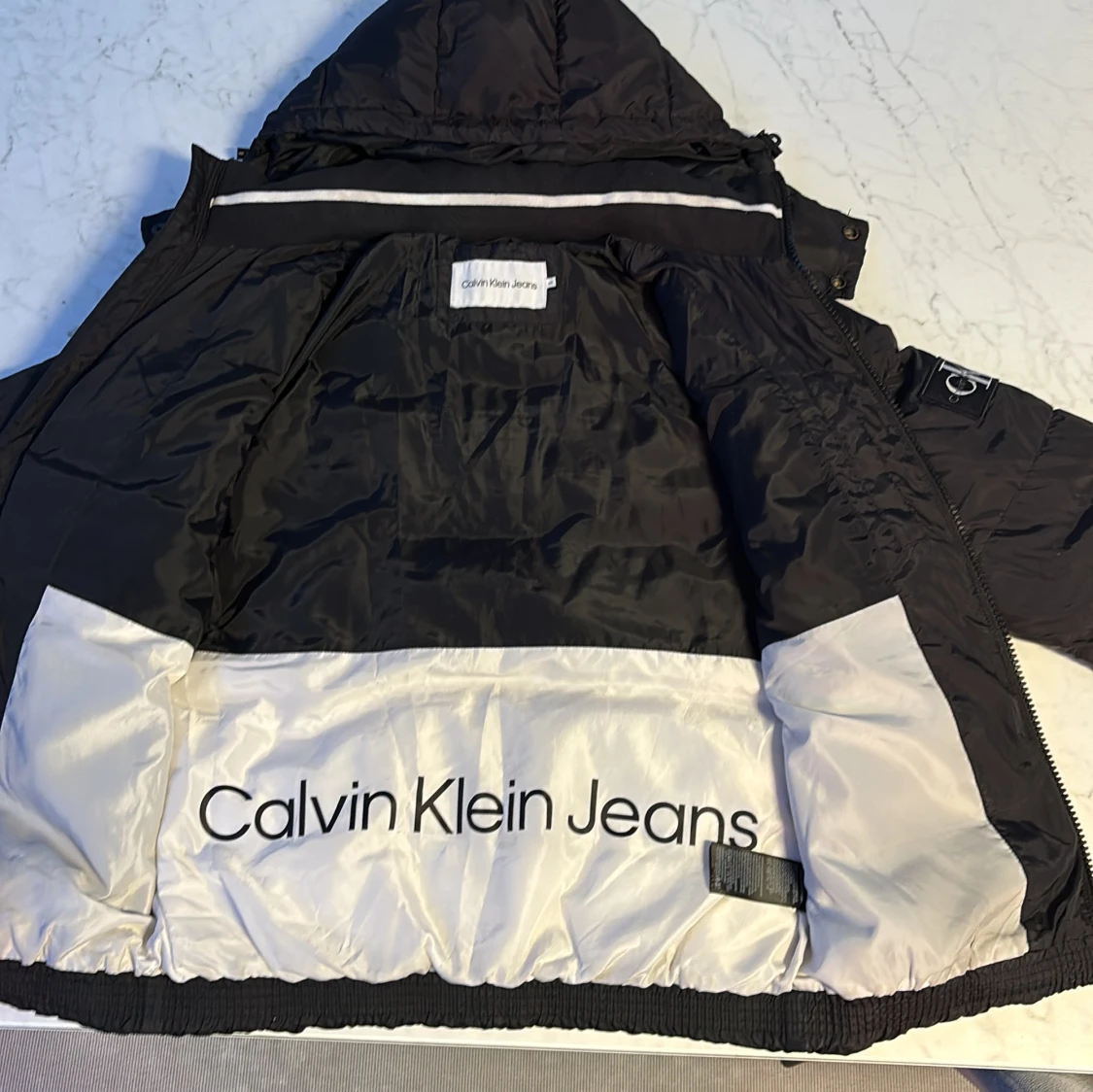Svart pufferjacka från Calvin Klein Jeans - 90