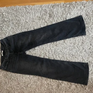 Svarta Levi's jeans - Säljer mina knappt användes Levi's jeans i modellen Super Low Boot. Jeansen har en låg midja och bootcut. Storlek 28 30 💕 nypris 999, säljer för 500 exklusive frakt