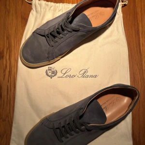 Loro Piana - Snygga sneakers från Loro Piana med snörning och en stilren design. Bara att skriva vid frågor, dustbag ingår 
