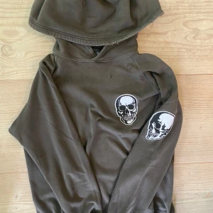 Number (N)ine S/S 04 Double skull hoodie - Säljer en Number Nine hoodie från kollektionen ”Dream Baby Dream”. Förmodligen deras mest populära plagg. Storlek 3 vilket är L. Skick är 9/10 vilket är väldigt bra för en hoodie som är 20 år gammal! Kan gå med på trade.