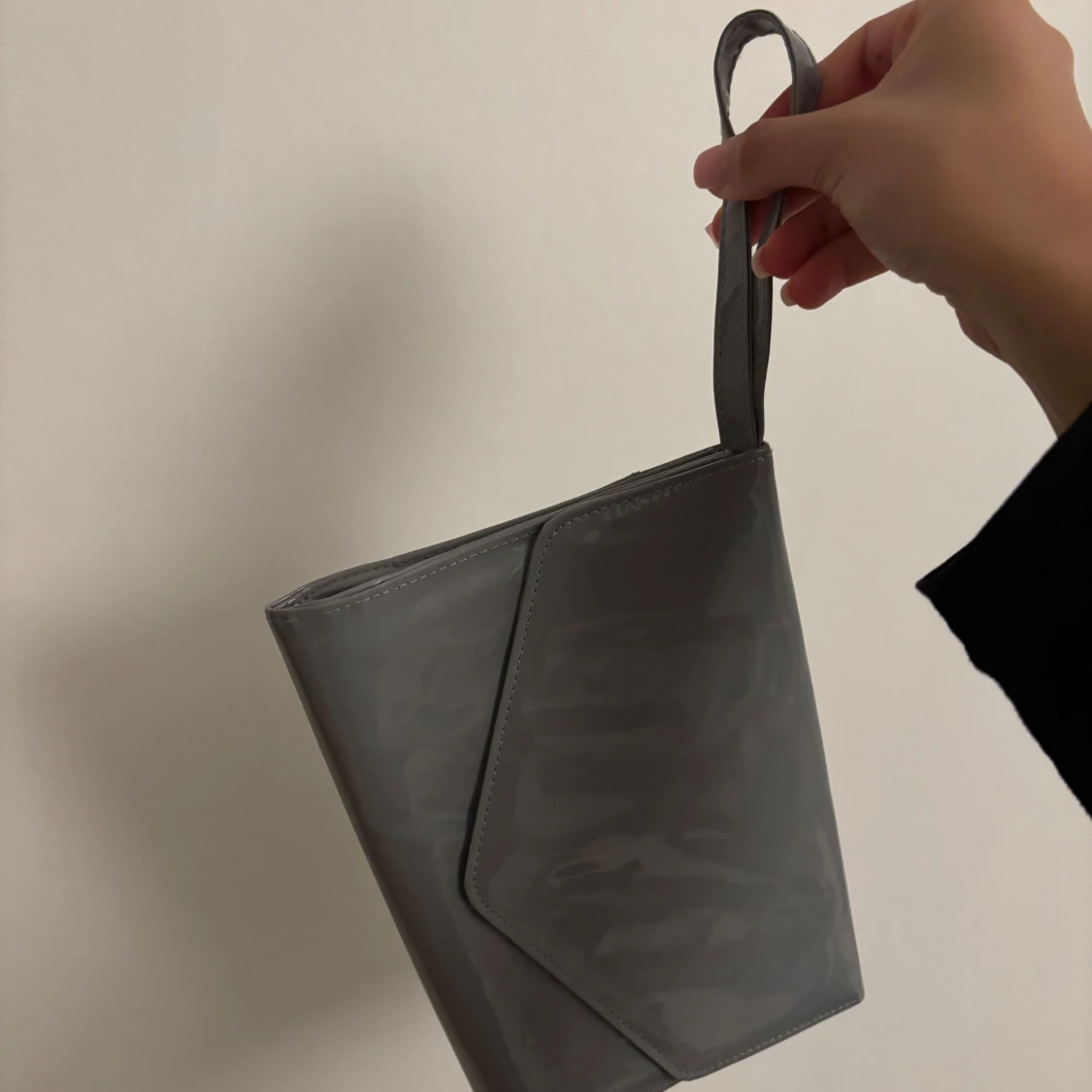 Grå kuvertväska med handledsrem - 90