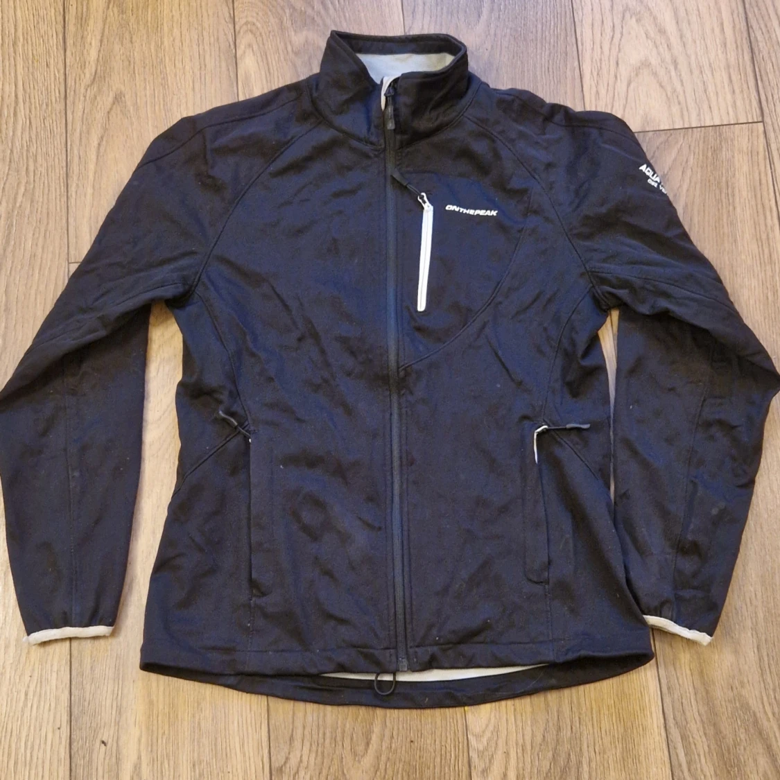 Svart jacka från On The Peak