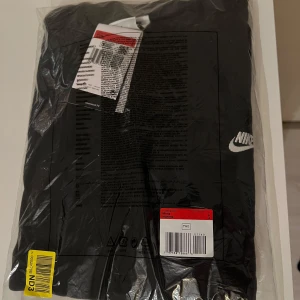 Nike Tröja, Storlek L - Säljer en Nike Luvtröja storlek M, tröjan är helt ny.  Priset för tröjan ligger på 750kr om ni kollar online !