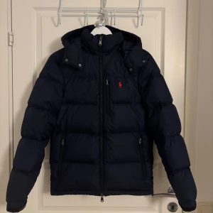 Ralph Lauren jacka - Säljer nu denna sjukt snygga Ralph Lauren jacka i färgen marinblå. Den är i mycket bra skick. Storlek XS. Priset är ej hugget i sten, tveka inte på att höra av dig vid minsta lilla fråga!