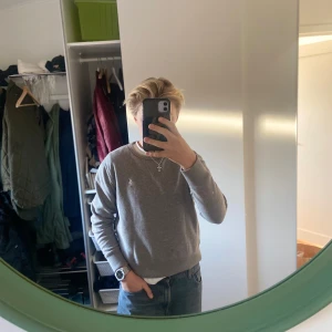 Grå tröja från Polo Ralph Lauren - Säljer en stilren grå tröja från Polo Ralph Lauren. Tröjan har en klassisk rund halsringning och ett diskret broderat logotyp på bröstet. Perfekt för en avslappnad och snygg look. Perfekt som present. Liten i storleken så passar även XS men funkar såklart på S också. Köpt ny för 1699! Mitt pris går alltid att diskuteras!