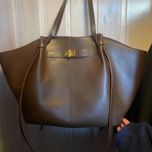 Brun axelväska - Gina tricot  - Snygg och rymlig brun axelväska i skinn från Gina tricot! Köpte i oktober, och använt den 1-2ggr. Tyvärr slutsåld hos dem, 499kr ordinariepris. ✨🫰🏼