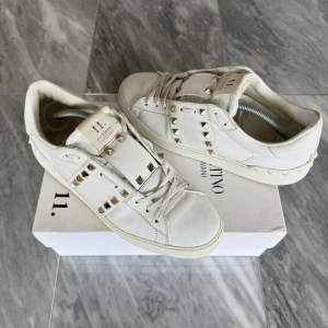 Valentino skor  - Valentino Rockstud skor | Skorna är i jättefint skick | Passar dig med storlek 40 | Nypris: 6499 kr | Ingår: Valentino dustbag | Frakt spårbart via Postnord eller Instabox  |  Köpare står för frakt | Tveka inte att höra av dig vid frågor📩