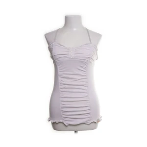 linnetopp från Superdry - Säljer en vit/rosa linnetopp från Superdry med smala axelband och rynkade detaljer framtill och korsade band i ryggen🫶🏻