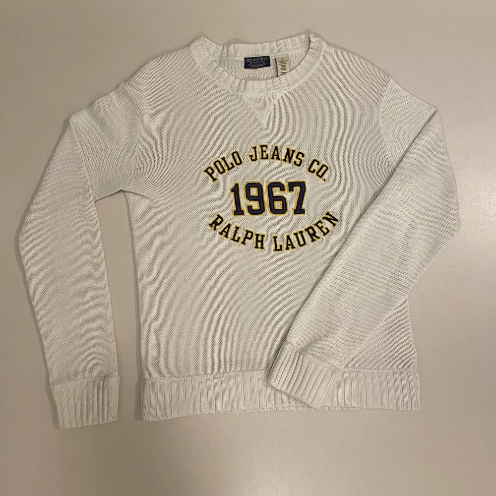 Rikgit det unik vintage stickad Ralph lauren tröja,         Den är i bra skick utan hål eller liknade,                            Den är väldigt varm och skön perfekt till vintern🔥       Skriv vid minsta fråga eller fundering🔥👍. Stickat.