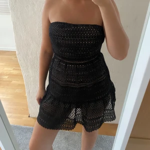 Axelbandslös miniklänning - Såå fin axelbandslös klänning med volang längst ner! Perfekt för fest med inbyggd bh 🥰