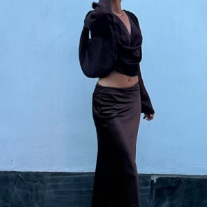 Brun flätad axelväska - 🤎Säljer en superfin brun axelväska från NA-KD i flätat skinn. Väskan har en dragkedja upptill och är perfekt för både vardag och fest. Den är i mycket bra skick och ger en stilren touch till vilken outfit som helst. Passar perfekt för höst och vinter!🤎