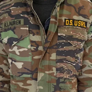 Camouflagejacka från Ralph Lauren - Säljer en cool camouflagejacka från Ralph Lauren, Denim & Supply. Jackan har en militärinspirerad look med broderade detaljer och praktiska fickor. Perfekt för höst och vår, och den har en skön passform. Passar både till vardags och lite mer avslappnade tillfällen. 🧥