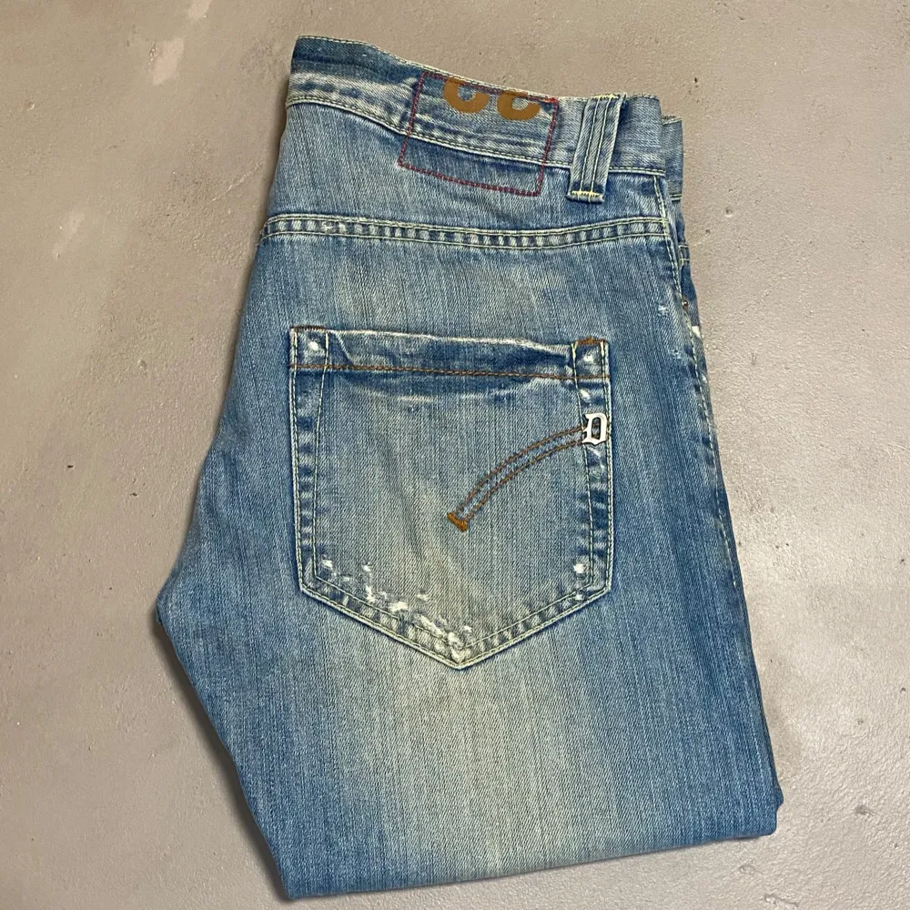 Dessa ljusblå dondup jeans är perfekta till vardagen och ett måste plagg för denna vintern. Jeansen har diskreta slitningar och en mindre metalldetalj på ena bakfickan. Kontakta gärna oss vid frågor och funderingar!. Jeans & Byxor.