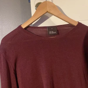 Vinröd tröja från Oscar Jacobson - Säljer en stilren vinröd tröja från Oscar Jacobson i storlek M. Perfekt för både höst och vinter med sin mjuka och bekväma passform. Tröjan har långa ärmar och en klassisk rund halsringning. Passar både till vardags och lite finare tillfällen. 🧶. Pris kan diskuteras.